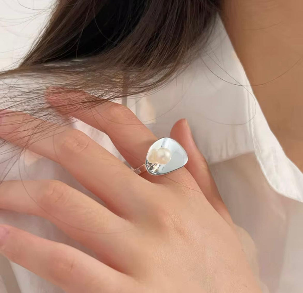 Pearl ring silver ice-matt petal
