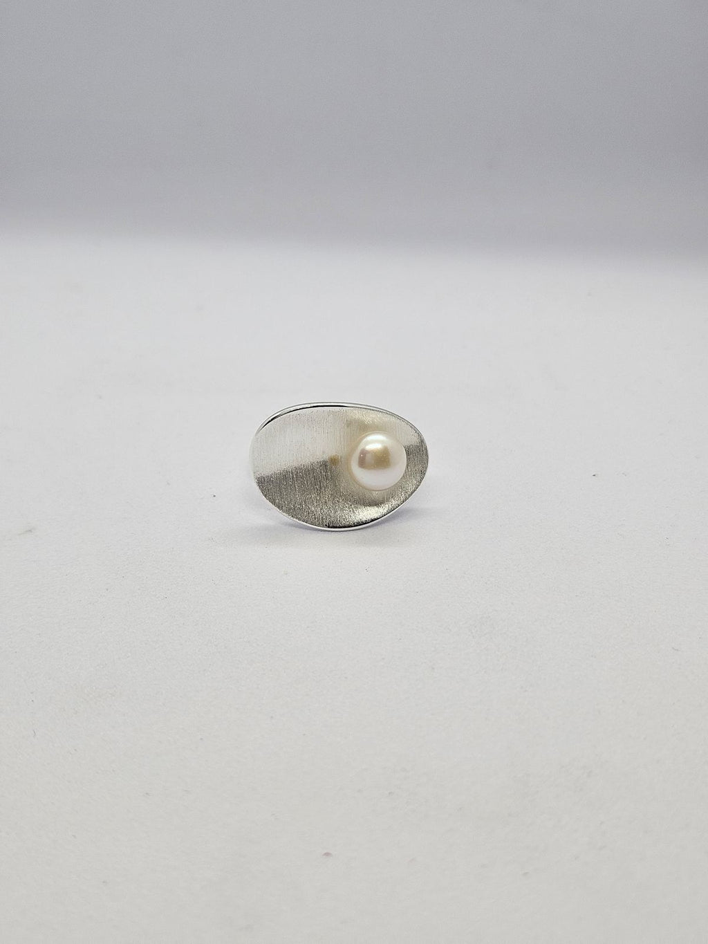 Pearl ring silver ice-matt petal