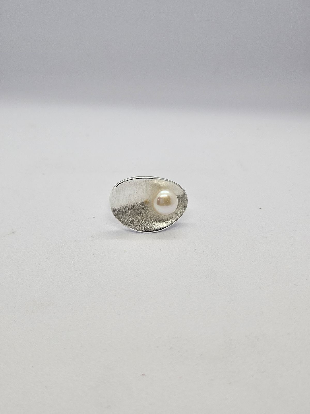 Pearl ring silver ice-matt petal
